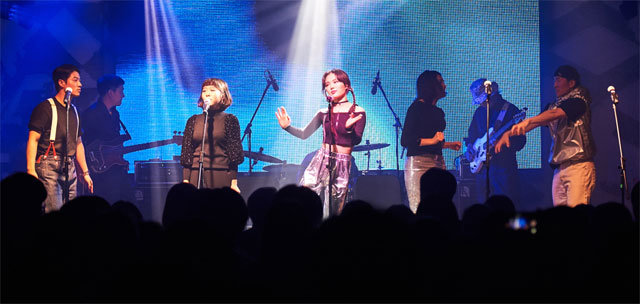 서울 용산구에서 18일 공연한 신생 밴드 ‘이날치’는 소리꾼 다섯, 베이스기타 둘, 드러머 하나로 구성됐다. 이날 공연에서 한 시간 넘게 ‘수궁가’의 스토리와 음악을 강렬하게 재해석했다. 유슬리스프레셔스 제공
