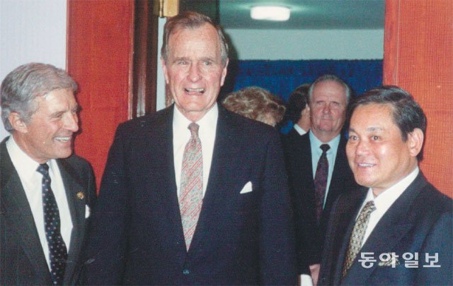 27년전 對美투자 논의한 이건희-아버지 부시 1992년 2월 미국 로스앤젤레스에서 만난 아버지 조지
부시 전 대통령(가운데)과 이건희 삼성전자 회장(오른쪽) 모습. 동아일보DB