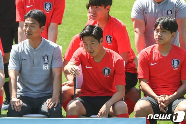 2일 오후 경기도 파주시 파주 NFC에서 열린 남자 U-20 대표팀 미디어데이에서 이강인이 코치와 장난을 치고 있다. 2019.5.2/뉴스1 © News1