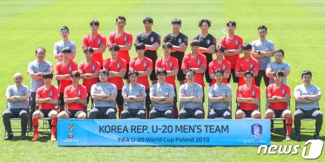 2일 오후 경기도 파주시 파주 NFC에서 열린 남자 U-20 대표팀 미디어데이에서 정정용 감독을 비롯한 코치진과 선수들이 기념촬영을 하고 있다. 2019.5.2/뉴스1 © News1