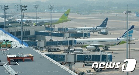 서울 강서구 김포공항의 국내선 계류장에서 국내 저비용항공사(LCC; Low Cost Carrier) 여객기들이 운항을 준비하고 있다. 2016.7.11/뉴스1 © News1