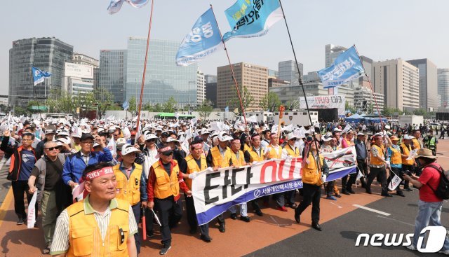 개인택시운송사업조합 소속 조합원들이 15일 오후 서울 광화문 광장에서 열린 타다(TADA) 퇴출 요구 집회를 마친 뒤 청와대까지 행진하고 있다. 2019.5.15/뉴스1 © News1