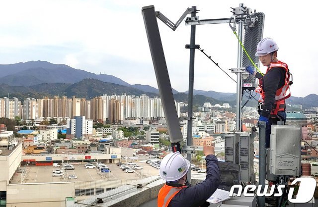 LG유플러스 직원들이 5G 기지국을 구축하고 서비스 품질을 높이기 위한 최적화 작업을 하고 있다. (LGU+제공) © 뉴스1