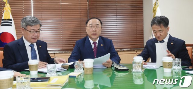 홍남기 경제부총리 겸 기획재정부 장관이 23일 서울 종로구 정부서울청사에서 열린 관계장관회의를 주재하고 있다. (기획재정부 제공)