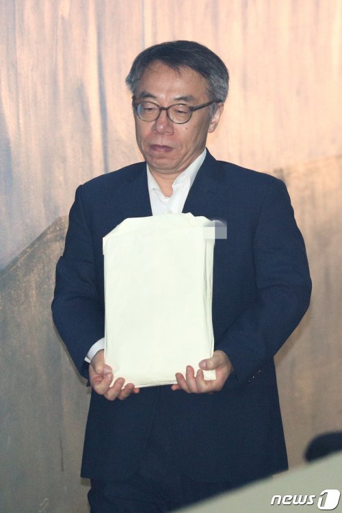 사법행정권 남용 등 혐의를 받는 임종헌 전 법원행정처 차장이 23일 오전 서울 서초동 서울중앙지방법원에서 열린 직권남용권리행사방해 등 공판에 출석하고 있다. 2019.5.23/뉴스1 © News1