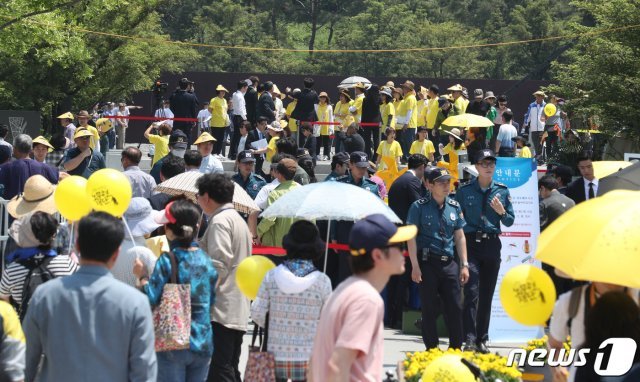 23일 오전 경남 김해 봉하마을에서 열린 고 노무현 전 대통령 서거 10주기 추도식에 참석하기 위해 추모객들이 이동하고 있다. 2019.5.23/뉴스1 © News1