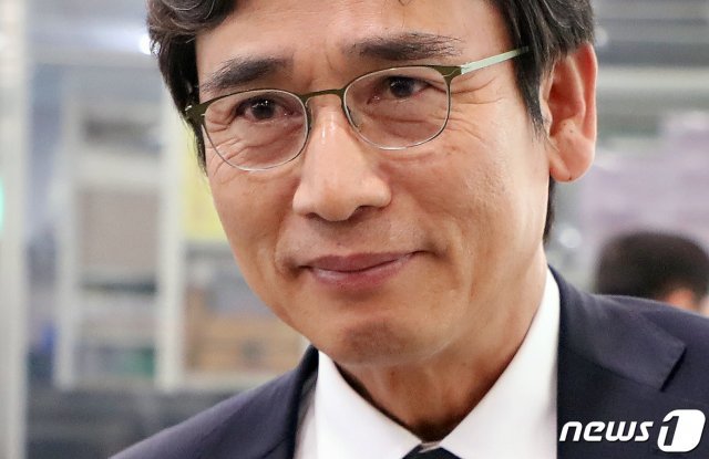 유시민 노무현재단 이사장이 22일 오후 경기 고양시 일산병원 장례식장에 마련된 모친 빈소로 들어서고 있다. 2019.5.22/뉴스1 © News1