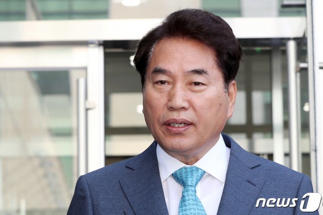 공직선거법 위반 혐의로 기소된 백군기 용인시장이 23일 오후 경기도 수원시 영통구 수원지방법원에서 열린 선고 공판을 마치고 입장을 밝히고 있다. 2019.5.23/뉴스1 © News1