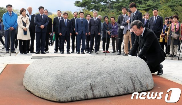 이낙연 총리가 봉하마을 노무현 전 대통령 묘역을 찾아 너럭바위를 어루만지고 있다. 2017.10.19