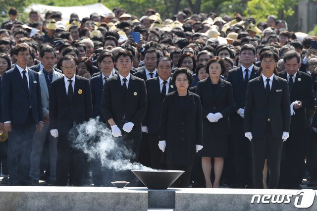 故 노무현 전 대통령의 부인 권양숙 여사와 아들 노건호 씨, 김정숙 여사 및 정부 여당 인사들이 23일 오후 경남 김해 봉하마을에서 열린 ‘故 노무현 전 대통령 10주기 추도식’에서 묘역을 참배하고 있다. © News1