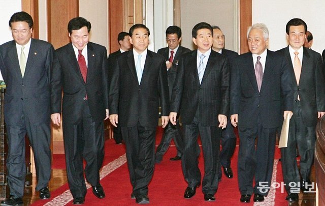 2006년 3월 17일 민주당 원내대표 자격으로 청와대를 찾은 이낙연 현 국무총리(왼쪽 두 번째). 동아일보DB