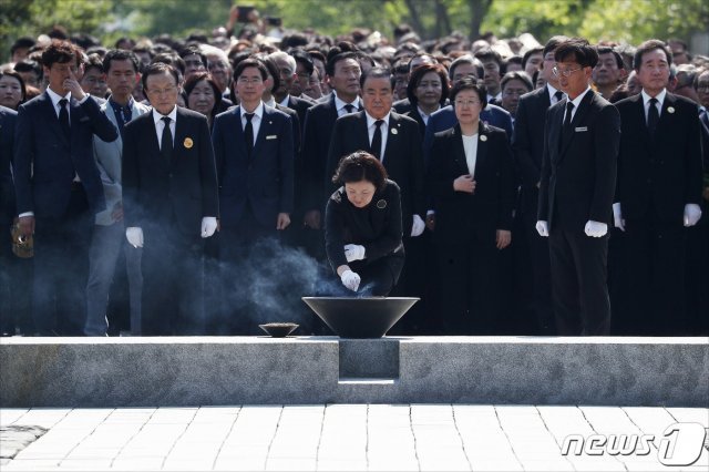 故 노무현 전 대통령의 부인 권양숙 여사와 아들 노건호 씨, 김정숙 여사 및 정부 여당 인사들이 23일 오후 경남 김해 봉하마을에서 열린 ‘故 노무현 전 대통령 10주기 추도식’에서 묘역을 참배하고 있다. © News1