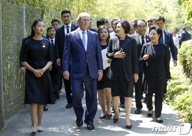 조지 W.부시 전 미국 대통령이 23일 ‘故 노무현 전 대통령 10주기 추도식’ 참석차 경남 김해 봉하마을을 방문해 노 전 대통령 사저에서 김정숙 여사를 만나 대화를 하고 있다.(노무현재단 제공)