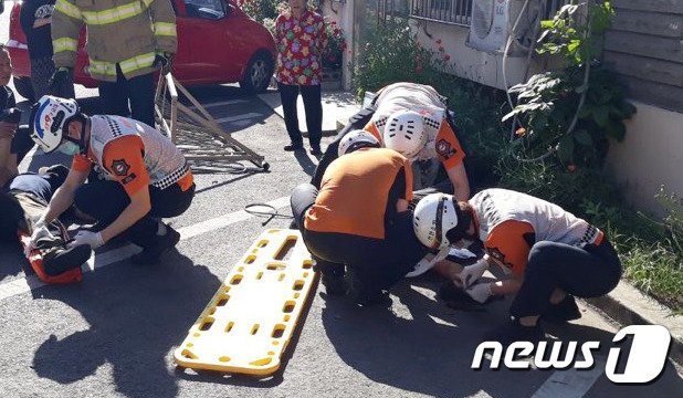 소방대원들이 응급처치를 하고 있다(부평소방서제공)© 뉴스1