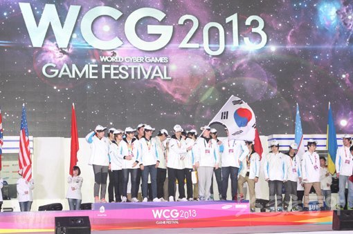 2013년 중국 쿤산에서 열린 ‘WCG 2013’ 그랜드 파이널에서 통산 8번째 종합우승을 차지한 한국 대표선수들. 스포츠동아DB