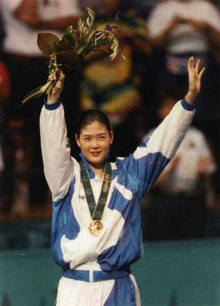 방수현은 한국 배드민턴 역사상 유일한 단식 올림픽 금메달리스트다. 사진은 1996년 애틀랜타올림픽 시상식에서 금메달을 목에 걸고 시상대 맨 위에 오른 순간.