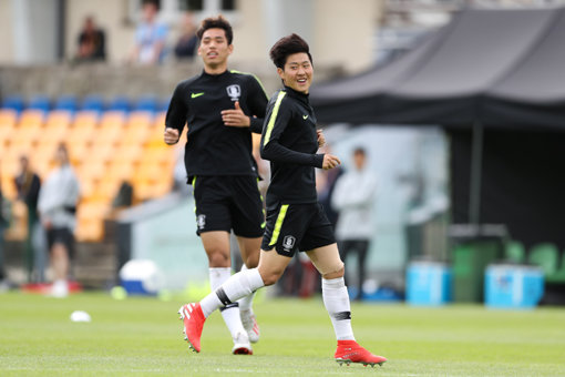한국 U-20 대표팀이 포르투갈과 조별예선 1차전(25일)을 앞두고 23일(한국시간) 훈련을 진행했다. 밝은 표정의 이강인(오른쪽)이 눈에 띈다. 사진제공｜대한축구협회