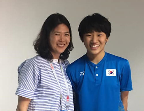 중국 난닝에서 열린 세계혼합단체배드민턴선수권대회에 참가한 17세 고교생 대표 안세영(오른쪽)이 22일 ‘셔틀콕 레전드’ 방수현을 처음 만나 수줍게 웃고 있다. 방수현 제공
