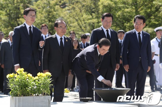 박원순 더불어민주당 서울시장 예비후보가 2018년 5월23일 오후 경남 김해 봉하마을에서 열린 고 노무현 전 대통령 서거 9주기 추도식에서 분향을 하고 있다. 2018.5.28/뉴스1 © News1