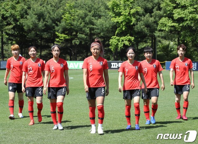 2019 프랑스 여자월드컵에 출전하는 대한민국 여자 축구대표팀의 미드필더 강유미, 강채림, 이소담, 조소현, 문미라, 이영주, 이민아가 21일 오전 경기 파주시 NFC에서 열린 포토데이에서 포즈를 취하고 있다. 한국은 오는 6월 7일 프랑스와의 개막전 경기를 시작으로 나이지리아, 노르웨이와 차례로 조별리그 경기를 벌인다. 2019.5.21/뉴스1 © News1