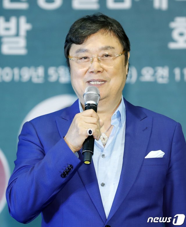 가수 남진 24일 오전 서울 영등포구 여의도 63시티 컨벤션센터에서 열린 ‘남진 55주년 헌정앨범’ 제작발표회에 참석해 인사말을 하고 있다. © News1