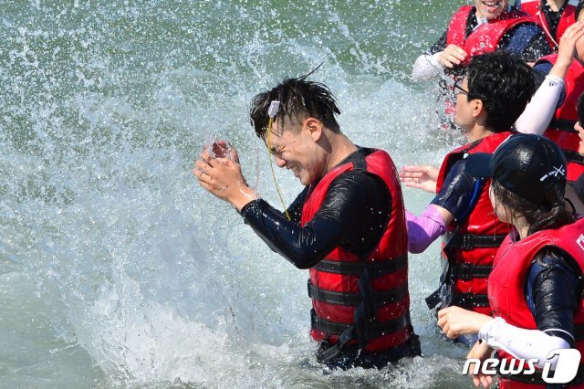 대구 동부고등학교 1학년 학생들이 23일 오후 경북 포항시 북구 흥해읍 곡강리 대구교육해양수련원에서 바다 생존체험을 마친 후 물싸움을 하고 있다. 기상청은 대구와 경북 지역에 올해 처음으로 폭염주의보를 발령했다. © News1