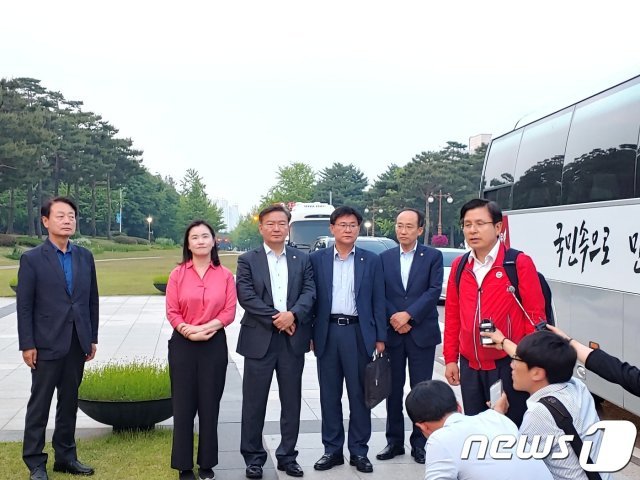 황교안 자유한국당 대표가 24일 오후 민생투쟁 대장정을 마치고 국회 도착해 기자들의 질문을 받고 있다. © 뉴스1