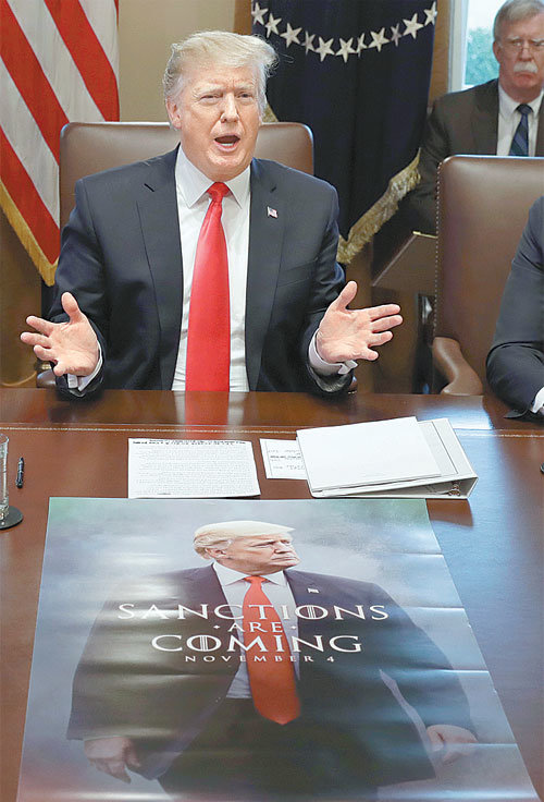 올 1월 2일 미국 백악관 각료회의에 ‘왕좌의 게임’을 패러디한 포스터가 등장했다. ‘겨울이 오고 있다’를 ‘제재가 오고 있다’로 교묘하게 바꿨다. 워싱턴=AP 뉴시스