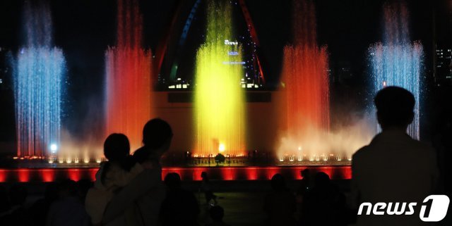 24일 오후 대전 유성구 엑스포과학공원  내 한빛 음악분수를 찾은 시민들이 음악분수를 구경하고 있다.  © News1
