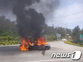 불에 휩싸인 차 모습. (전남 해남소방서 제공) 2019.5.25/뉴스1