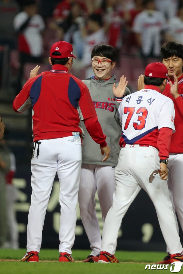 KIA 타이거즈 양현종이 팀 승리 후 코칭스태프와 하이파이브하고 있다. /뉴스1 © News1