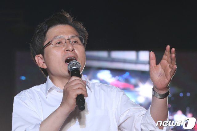 황교안 자유한국당 대표가 25일 오후 서울 종로구 세종문화회관 앞에서 열린 ‘문재인 STOP!, 국민이 심판합니다!’ 규탄대회에서 연설을 하고 있다. 2019.5.25/뉴스1 © News1