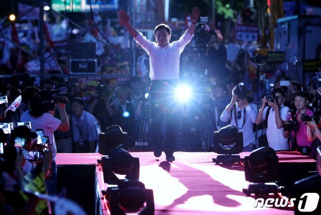 황교안 자유한국당 대표가 25일 오후 서울 종로구 세종문화회관 앞에서 열린 ‘문재인 STOP!, 국민이 심판합니다!’ 규탄대회에서 연설을 위해 무대에 올라 지지자들을 향해 손을 벌려 인사하고 있다. 2019.5.25/뉴스1 © News1