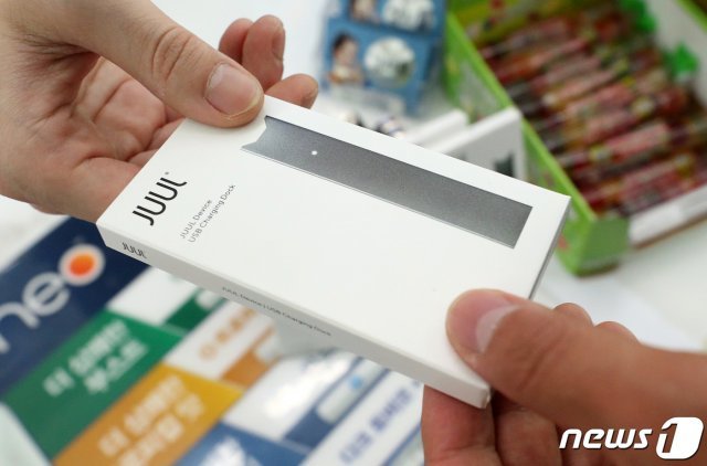 서울 시내 편의점에서 쥴 디바이스를 판매하고 있다. © News1