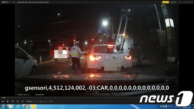 26일 오전 4시43분쯤 부산 수영구 망미교차로에서 붙잡힌 흰색 스토닉 운전자 A씨(22·여)를 상대로 경찰이 음주측정을 하고있다.(부산지방경찰청 제공)