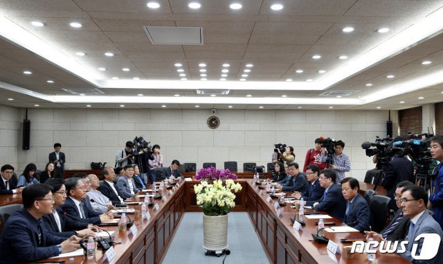 김연철 통일부 장관이 지난 14일 오후 서울 종로구 삼청동 남북회담본부에서 열린 대북 식량지원 관련 각계각층 의견수렴 간담회에서 참석자들의 발언을 경청하고 있다. © News1