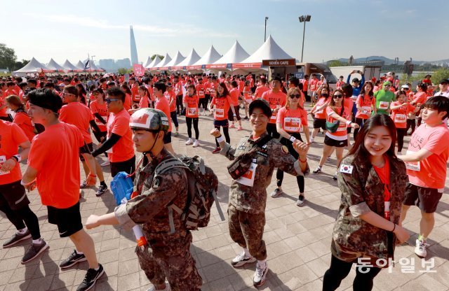 충성! 마라톤 뛰러 왔습니다! 군인 분장을 한 참가자들이 준비 운동을 하고 있습니다.  송은석기자 silverstone@donga.com