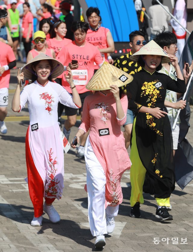 베트남 전통 의상인 아오자이를 입고 뛰는 참가자들도 있었습니다.