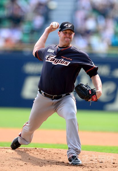 26일 서울 잠실야구장에서 ‘2019 신한은행 MY CAR KBO리그’ 한화 이글스와 두산 베어스의 경기가 열렸다. 선발 투수로 등판한 한화 서폴드가 역투하고 있다. 잠실｜김종원 기자 won@donga.com