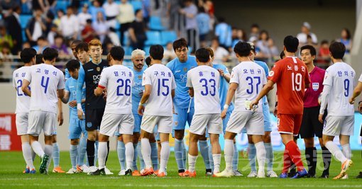 26일 대구 DGB대구은행파크에서 열린 ‘하나원큐 K리그1 2019’ 대구FC와 수원삼성의 경기에서 양 팀 득점 없이 0-0 무승부를 기록했다. 경기 후 양 팀 선수들이 악수를 나누고 있다. 대구｜김진환 기자 kwangshin00@donga.com