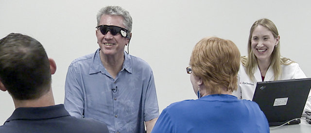 미국 남캘리포니아대 연구팀이 시력을 잃은 환자(안경 쓴 남성)의 양쪽 눈에 2015년 미국 세컨드 사이트 메디컬 프로덕트사의 인공망막 장비 ‘아르거스 2’를 이식했다. 한 사람이 양쪽 눈에 인공망막을 이식한 첫 사례다. 당시 60개 전극을 지닌 인공망막을 썼다. 남캘리포니아대 제공