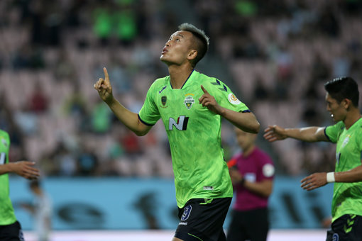 전북 현대 김신욱이 26일 전주월드컵경기장에서 열린 경남FC전에서 2골을 터뜨리며 4-1 완승을 이끌었다. 전북은 이날 승리로 2위를 지키고 선두 울산 현대와 경쟁을 이어갔다. 사진은 득점 직후 세리머니를 하고 있는 김신욱. 사진제공｜한국프로축구연맹