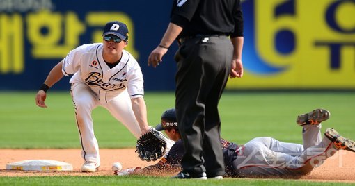 KBO리그에서 점차 자취를 감춰가던 ‘발야구’가 다시 힘을 내고 있다. 타고투저 현상이 완화되고 구단별로 뛸 수 있는 선수들이 많아지면서 한 베이스 더 가는 야구가 탄력을 받고 있다는 분석이다. 사진은 한화 이글스 정은원(아래)이 26일 잠실 두산 베어스전에서 2루수 류지혁(왼쪽)의 태그를 피해 2루를 훔치는 모습. 잠실｜김종원 기자 won@donga.com