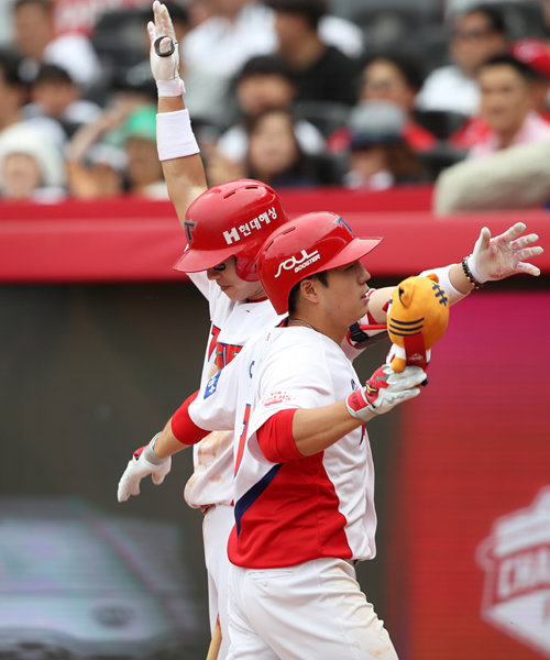 사령탑을 바꾼 KIA 타이거즈가 확 달라졌다. 감독 교체 이후 8승1패의 거침없는 상승반전이다. KIA 이창진(앞쪽)이 26일 광주 KT 위즈전 4회말 6-0으로 달아나는 좌월 솔로홈런을 터트리고 덕아웃으로 돌아가던 도중 박찬호와 기쁨을 나누고 있다. 이창진의 시즌 2호 아치다. 사진제공｜스포츠코리아