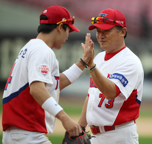 KIA 박흥식 감독대행(오른쪽). 사진제공｜스포츠코리아