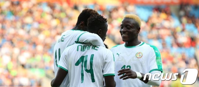 이브라히마 니아네(가운데)가 페널티킥 성공 후 동료들의 축하를 받고 있다. (FIFA 홈페이지 캡처) © 뉴스1