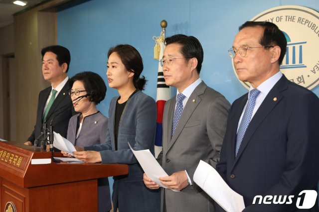 김수민 바른미래당 의원이 27일 오전 서울 여의도 국회 정론관에서 기자회견을 갖고 당내 현안과 관련해 발언을 하고 있다. 왼쪽부터 이동섭, 김삼화, 김수민, 이태규, 김중로 의원. 2019.5.27/뉴스1 © News1