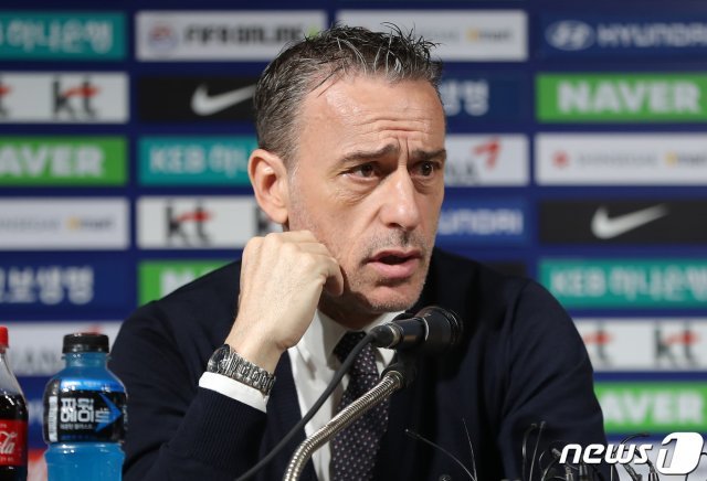 파울루 벤투 축구 국가대표팀 감독이 27일 오후 서울 종로구 신문로 축구회관에서 다음달에 있을 호주와 이란과의 평가전에 나설 대표팀 소집 명단 발표관련 기자회견을 하고 있다. 벤투 감독이 이끄는 국가대표팀은 오는 6월 7일과 11일 각각 호주(부산)와 이란(서울)에서 평가전을 갖는다. 2019.5.27/뉴스1 © News1