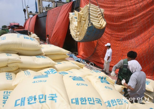 2007년 북한에 지원하는 식량이 선박에 실리는 모습. 동아일보DB