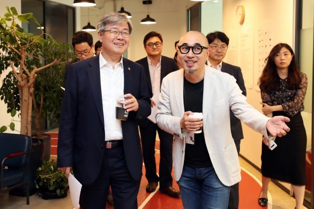 이재갑(왼쪽) 고용노동부 장관이 17일 서울 송파구 우아한형제들을 방문해 김봉진 우아한형제 대표와 함께 사옥을 둘러보고 있다. 뉴시스